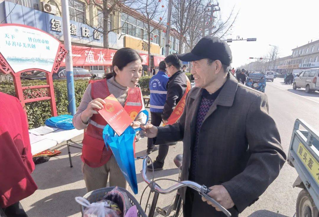 诸城集市开展“科普+普法”活动，助力法治社会建设