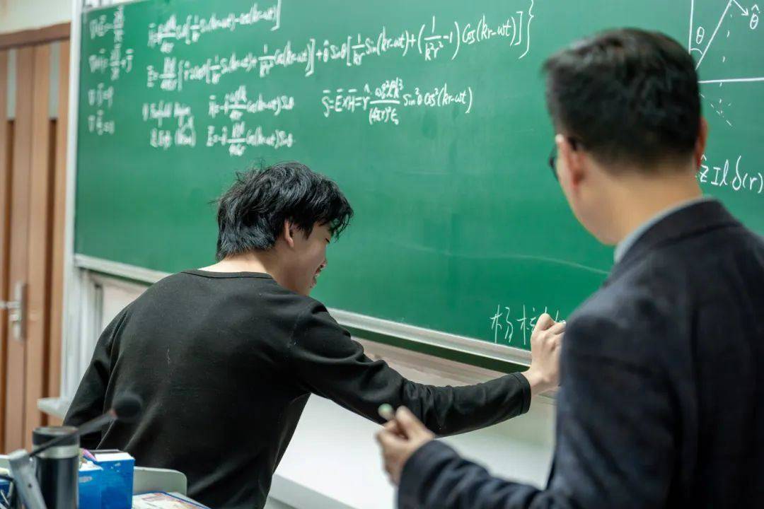 浙江大学教授板书授课，带火电磁场与电磁波课程