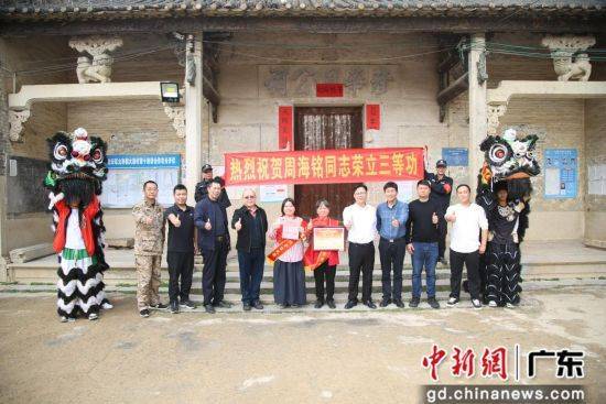 广州白云区为现役军人周海铭家属送喜报，彰显军人荣耀 喜报传佳音！广州太和镇为立功军人周海铭家属贺喜