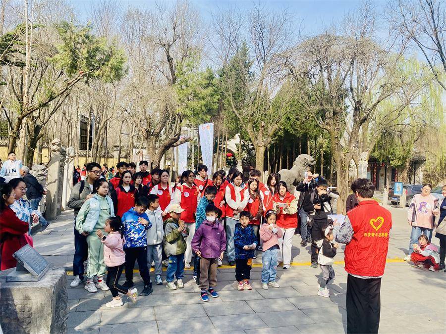 西安共青团在秦岭宣传周开展环保志愿活动，青年力量守护祖脉 西安共青团秦岭环保宣传周：以实际行动守护中华民族祖脉