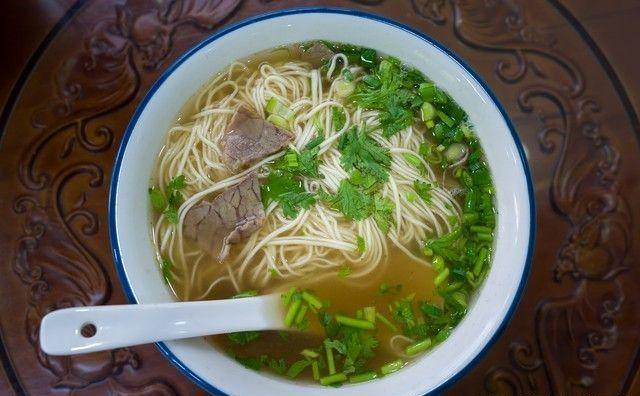 深圳机器人面馆：回本快但缺“人味”？，深圳街头的机器人面馆：速度与争议并存