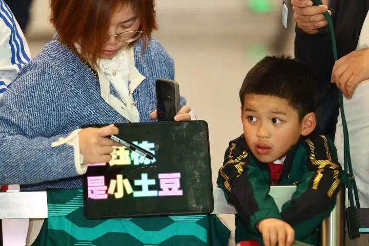 国足结束客场征程抵杭，球迷不离不弃，主场望创佳绩！，世预赛国足归来，杭州球迷翘首以盼，主场能否逆袭？