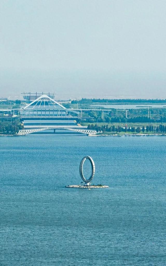 上海滴水湖旅游度假区周边交通元素全知道，上海滴水湖周边高颜值交通元素大赏