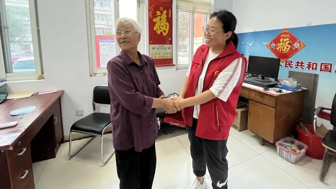 75 后网格员张立霞：用三年时光温暖隆源小区 隆源小区“小网红”张立霞：用真心换居民信任