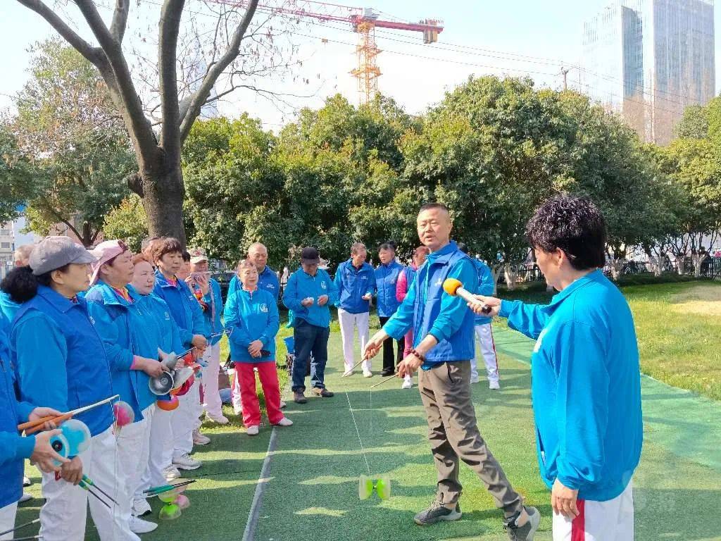 银发空竹秀，玄武湖畔传技艺引国际关注 春日玄武湖：空竹技艺绽放别样光彩