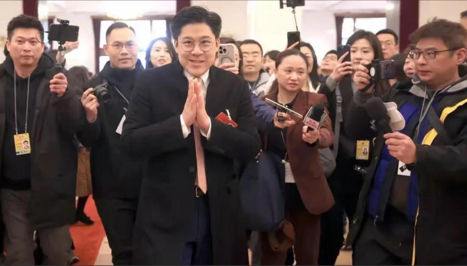 李嘉诚卖港被群议，霍启刚两会发言显家国情，李嘉诚卖全球43港遭批，爱国商人标准几何？