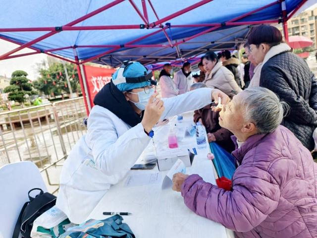 泸州叙永：众多医院医生齐聚开展健康服务 “万名医护走基层”走进泸州叙永：健康服务暖人心