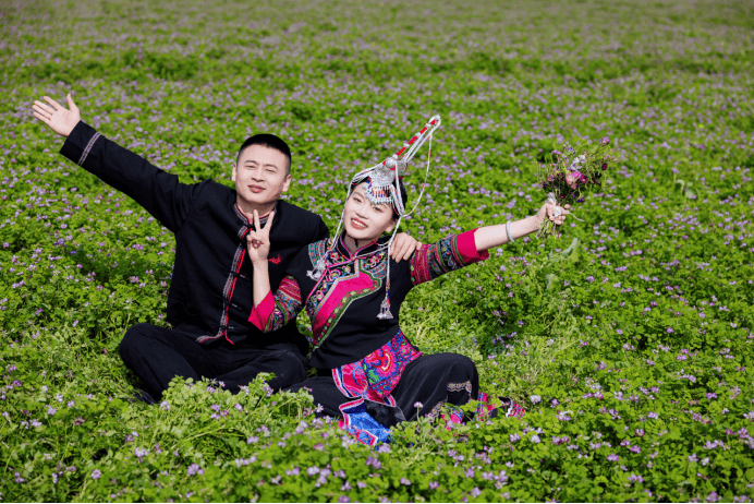 广东河源：紫云英花海见证浪漫婚礼，“紫色经济”开启农文旅融合新篇，“紫云花海，映影幸福”：河源万绿农场的浪漫与绿色经济之约