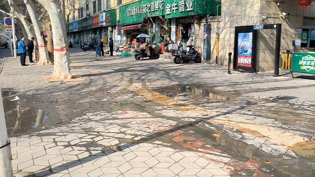 郑州一小区门口污水外溢数月，根治难题待解！，老旧小区污水外溢顽疾，市政介入能否根治？