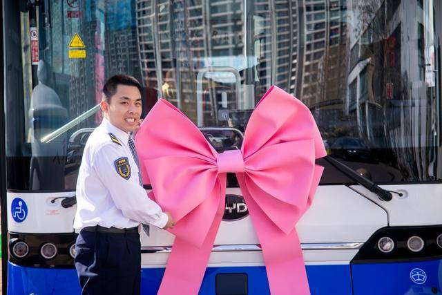 17路公交定制求婚，年轻人婚姻观的独特体现 青岛公交定制求婚服务，为爱情增添别样惊喜