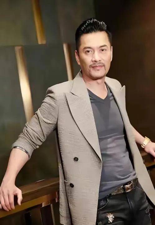 吕良伟的多彩人生：演艺辉煌、婚姻沉浮与当下的惬意时光