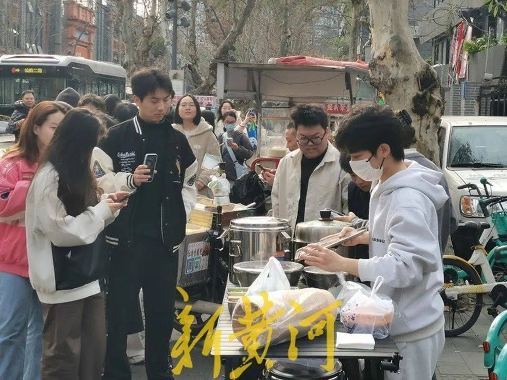 985研究生退学摆摊，是任性还是勇敢抉择？，从985研究生到摆摊老板，他为何毅然转身？