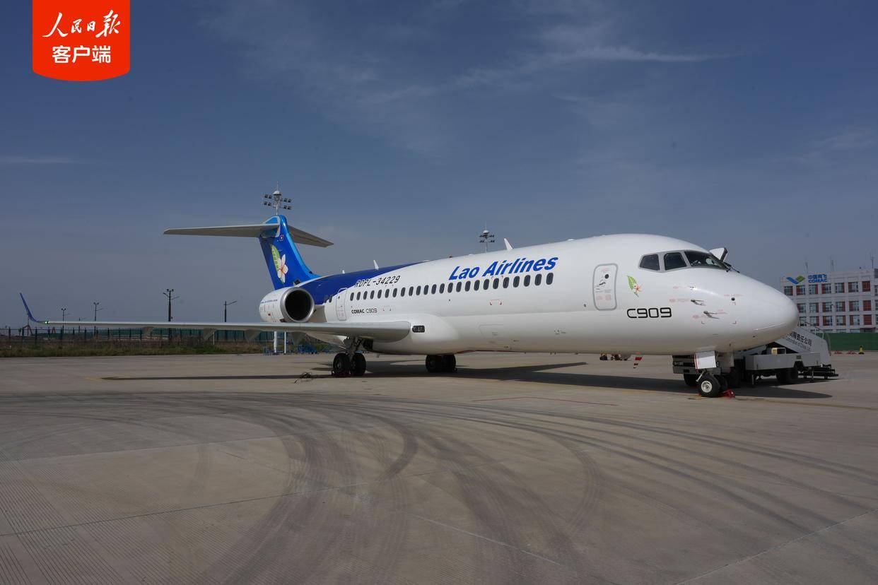 C909飞抵老挝，共绘航空发展新蓝图