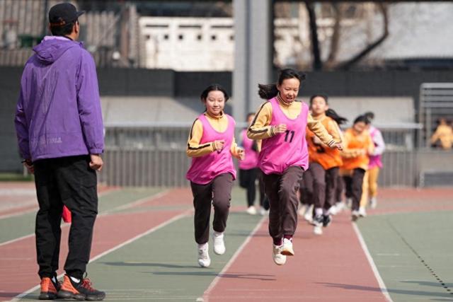 专题座谈会聚焦青少年健康素质，多方建言助力成长 解决青少年健康难题，体育教育政策建议“对症下药”