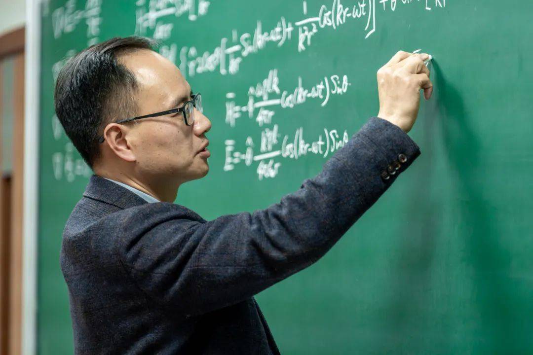 浙江大学教授板书授课，带火电磁场与电磁波课程