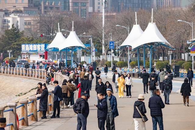 3月12日：青岛海滨雾气难挡游人热情，春日回暖，青岛浮山湾畔游人如织