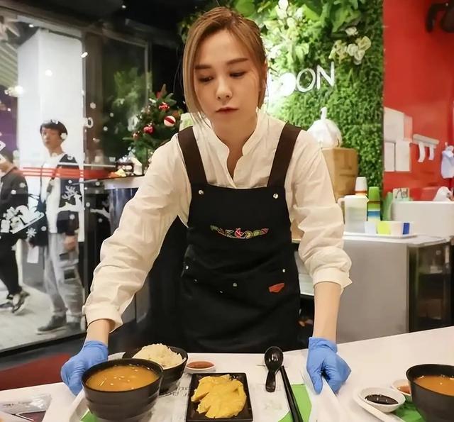 揭秘！众多TVB艺人转行做副业的背后故事，TVB艺人百态：梁珈咏摆摊，沈震轩开网约车，他们何去何从？
