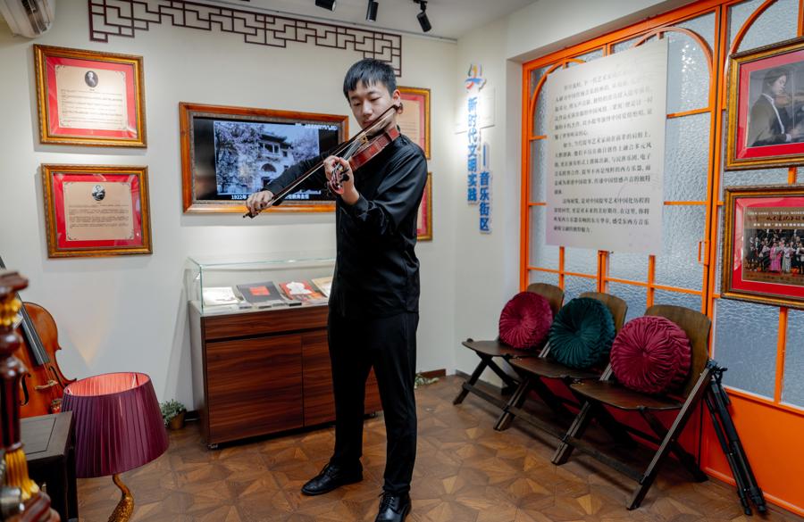 音乐快闪聚人气，徐汇展览回望中国提琴艺术变迁，上海汾阳路音乐快闪，奏响中西融合乐章