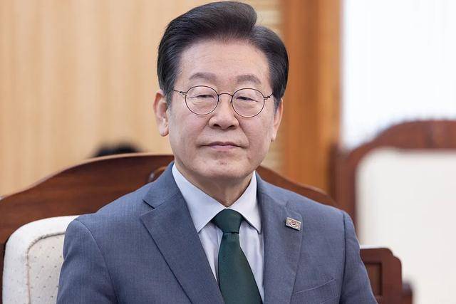 宪法法院驳回弹劾，韩德洙代总统开启稳定国政之路，韩德洙恢复职权，誓言稳定国政，韩国政治风云再掀波澜