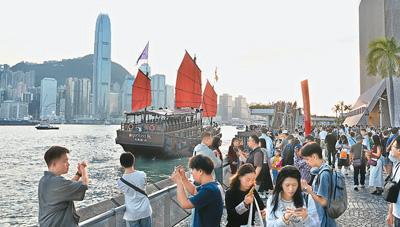 访港旅客大增，香港旅游焕发出新活力 香港旅游市场火爆，多项举措助力经济腾飞