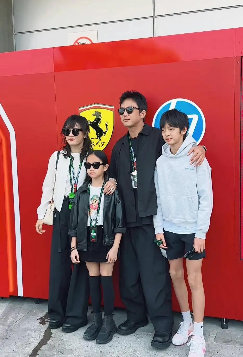 F1上海站众星云集，邓超孙俪携子女现身引关注