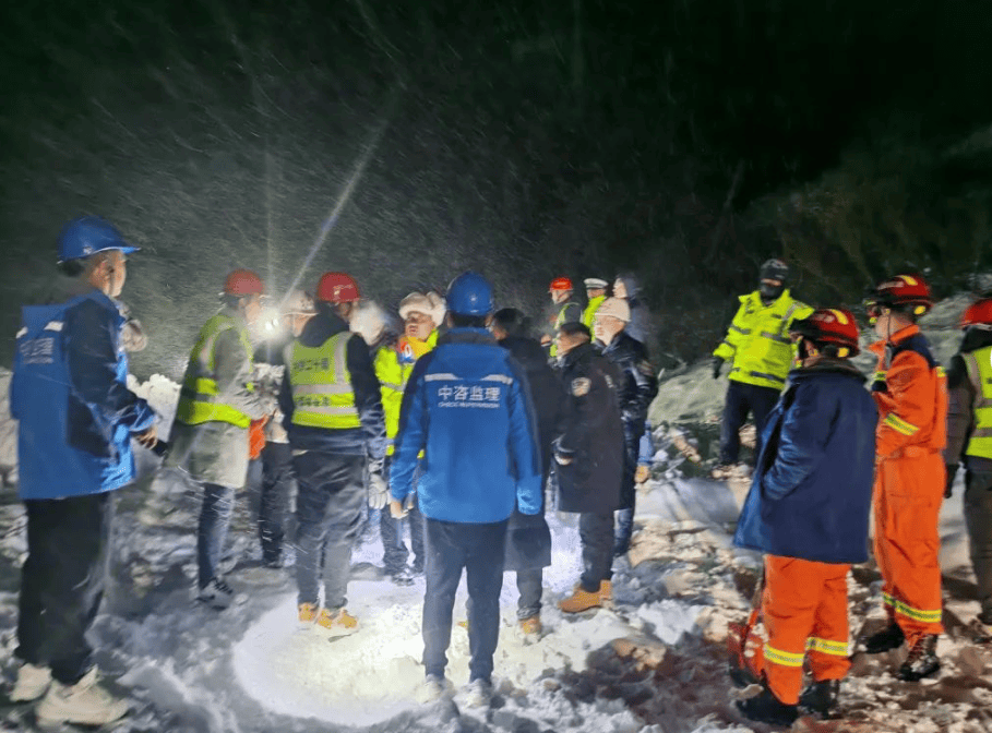 西藏国道318雪崩：一场争分夺秒的生命大营救