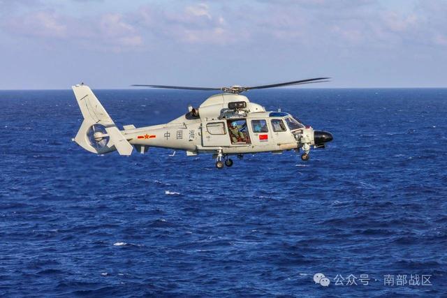 海军舰载航空兵联合山东舰，南海搜救演练展锋芒，南海舰机联合搜救演练：为生命争分夺秒