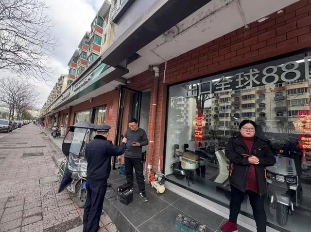 西渡街道街面整治：多管齐下打造整洁辖区 以春为序，西渡街道整治街面环境换新颜