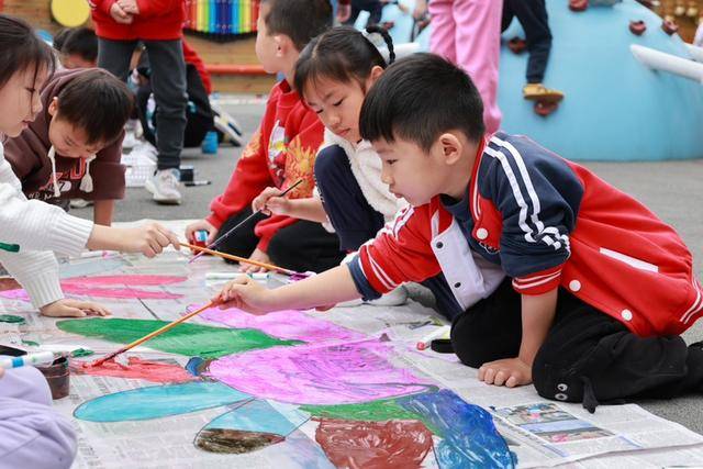深圳大鹏新区幼教集团跨园研学，孩子们收获满满成长 “童心探秘”：深圳大鹏新区两园大班师生跨园研学乐翻天