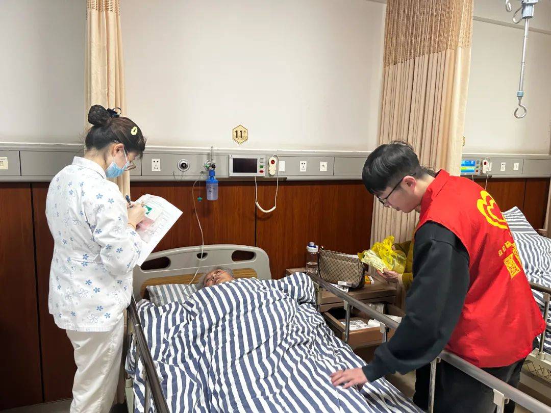 “慈善帮帮忙”志愿者陪同就医，守护老人生命之光，守护生命：“慈善帮帮忙”志愿者紧急救助老人