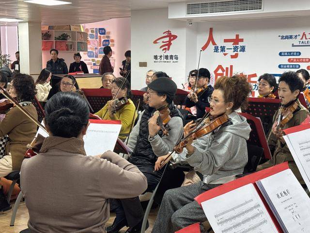 跨越年龄界限，青岛“银发乐团”的音乐传奇