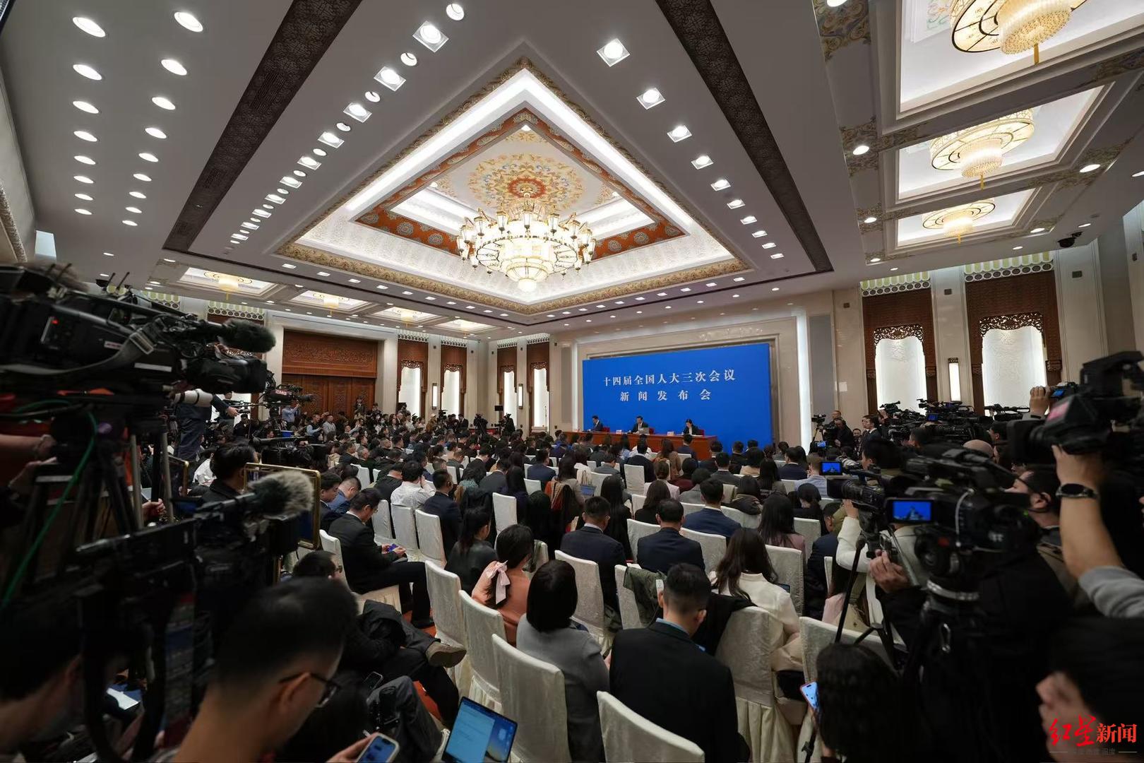 娄勤俭二次亮相人大发布会：沉稳应对中外媒体提问