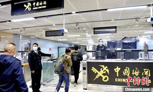 昆明长水机场海关保障中外旅客高效通关