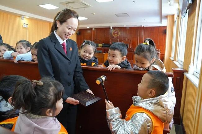 走进法院，让敦化幼儿感受法律的庄严神圣