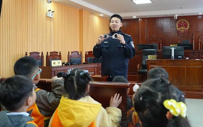 走进法院，让敦化幼儿感受法律的庄严神圣