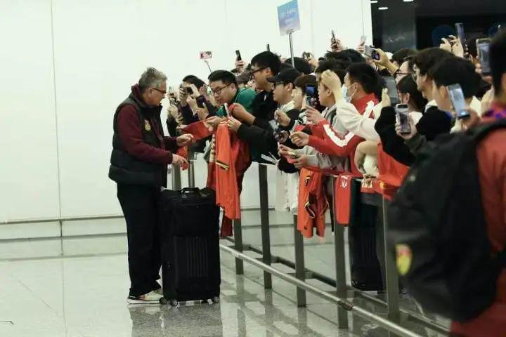 国足结束客场征程抵杭，球迷不离不弃，主场望创佳绩！，世预赛国足归来，杭州球迷翘首以盼，主场能否逆袭？