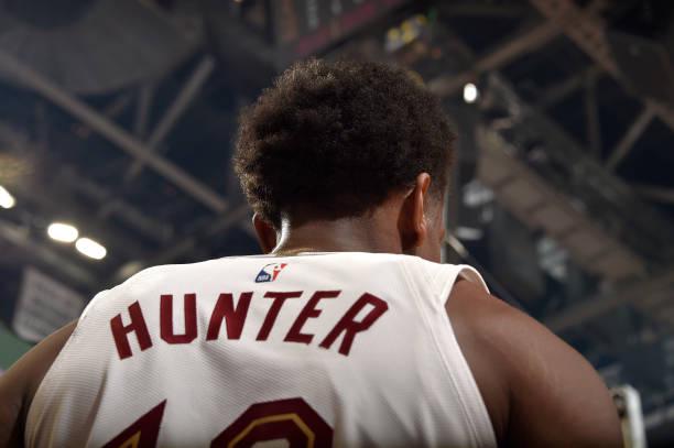 NBA赛场：骑士胜开拓者，亨特大放异彩 骑士险胜开拓者：亨特成关键先生