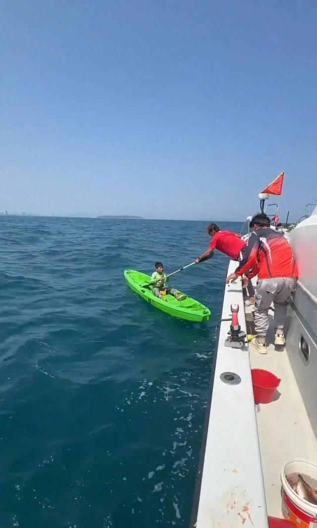 海南10岁男孩海上漂流，网友感慨幸运也质疑家长监管，海上奇遇！大钓鱼佬救起小钓鱼佬，10岁男孩幸运脱险