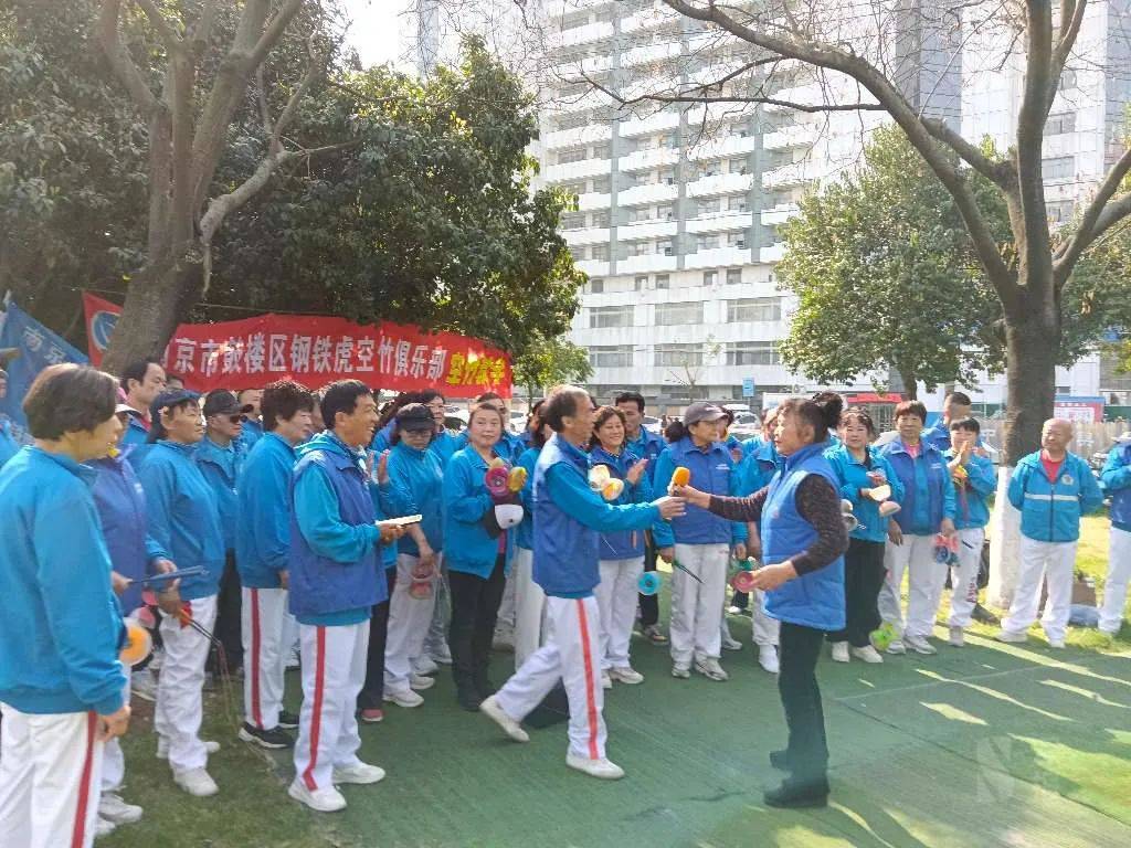 银发空竹秀，玄武湖畔传技艺引国际关注 春日玄武湖：空竹技艺绽放别样光彩