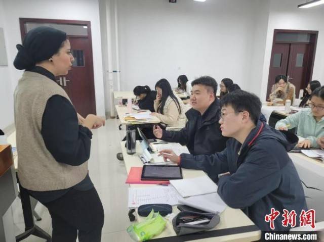 埃及女孩艾小英：以翻译为桥，搭建中埃文化交流之梦 艾小英：翻译文学传递中国魅力，书写文字分享埃及风情