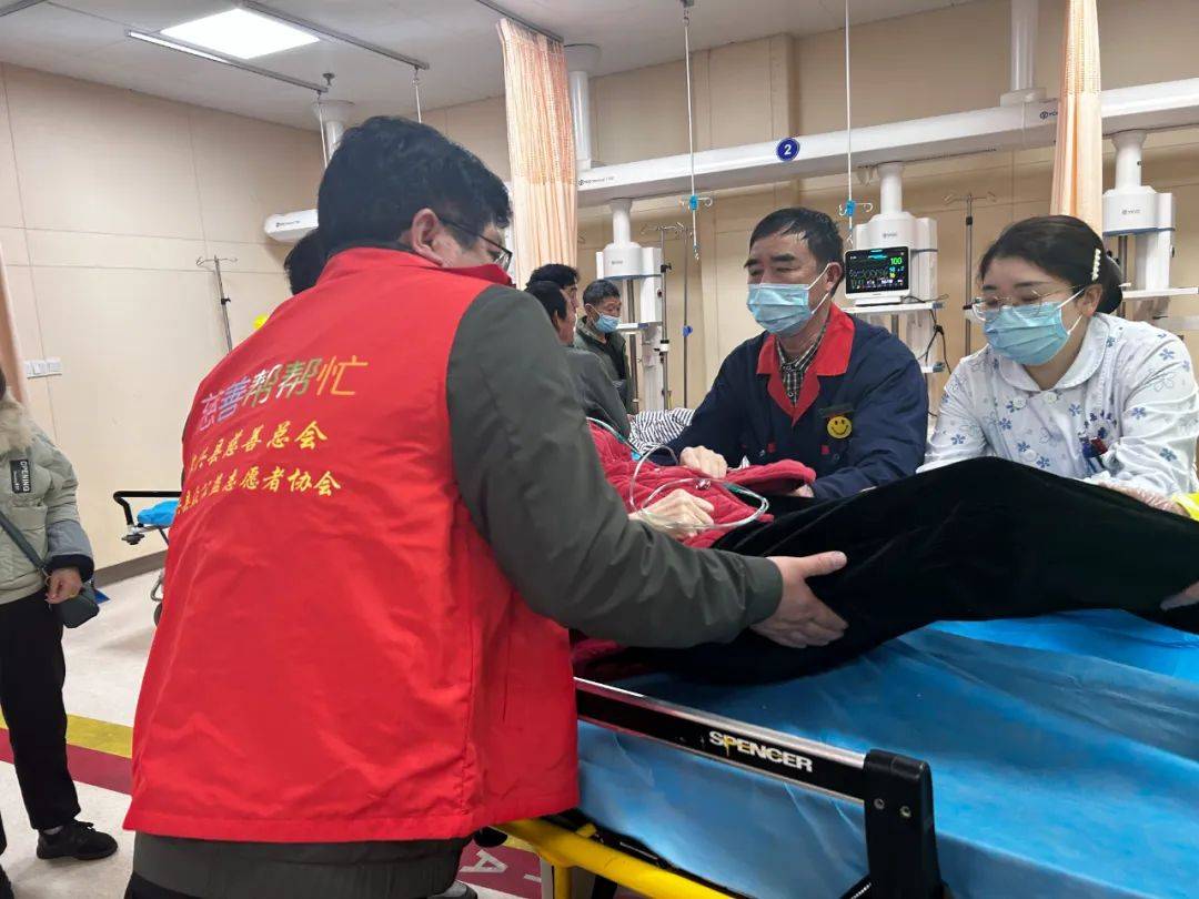 “慈善帮帮忙”志愿者陪同就医，守护老人生命之光，守护生命：“慈善帮帮忙”志愿者紧急救助老人