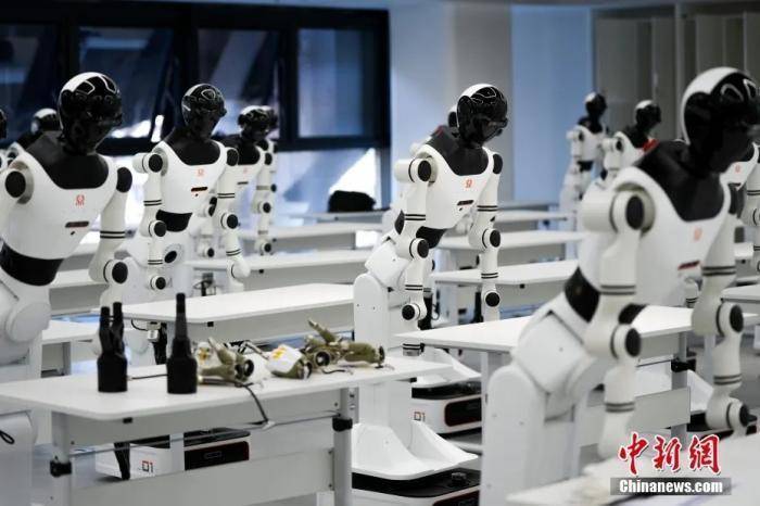 人形机器人：颠覆传统，重塑未来职场生态 2025，人形机器人掀起职场与生活新风暴