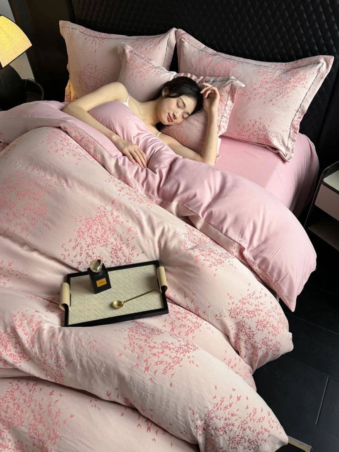 129 元搞定春夏睡眠难题，苏童天丝四件套真香！，春夏必备！苏童天丝金枝玉叶四件套清凉来袭