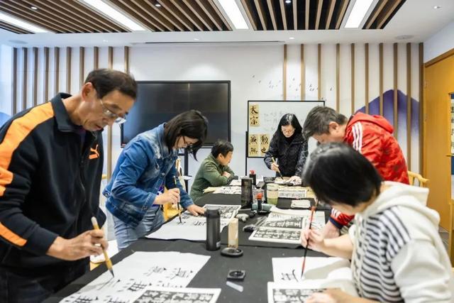 徐汇康健街道：打造全龄友好的学习型社区典范