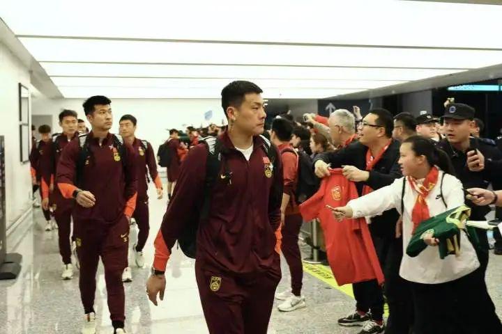 国足结束客场征程抵杭，球迷不离不弃，主场望创佳绩！，世预赛国足归来，杭州球迷翘首以盼，主场能否逆袭？