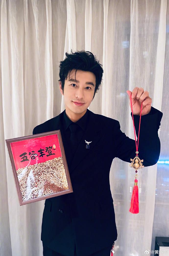 4. 黄晓明分享日落美景，赌债传闻虽暂息猜疑仍在