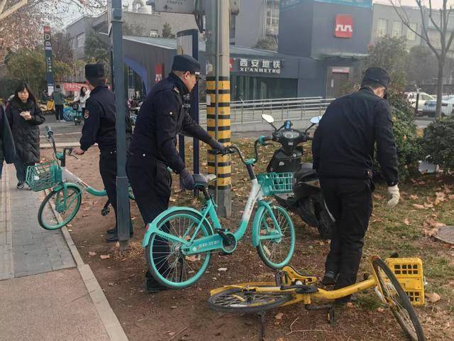 暖心一幕：高新城管拾金不昧又助迷路老人回家，拾机还主、助老归途，高新城管书写暖心篇章