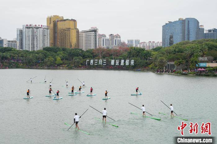 南宁民歌湖“三月三”：小哪吒街舞快闪点燃节庆氛围