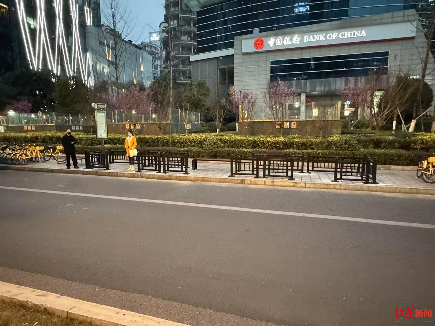 成都公交站新变化：候车区的升级之旅，成都公交站升级：候车有了“自留地”