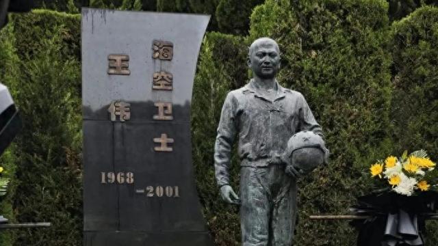 致敬王伟：“81192”的使命，有后来者接续！，王伟墓前的战机模型，是国人对英雄的深情告白！